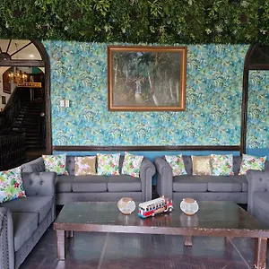 Lunas Castle Hostel *